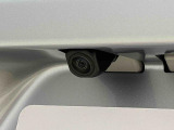 ナビゲーション等を装着した場合にバックするとき後方の安全確認ができるバックカメラが付いてます