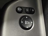【電動格納ミラー】運転席のスイッチで、ドアミラーの開閉や角度の調整ができます。