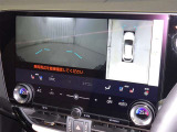 パノラミックビューモニターシステムが付いているので車の上から見た映像が確認できますよ。 一目で車両周辺の情報を確認できますが、直接安全をご確認下さい。