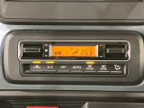 【オートエアコン】一度お好みの温度に設定すれば、車内の温度を検知し風量や温度を自動で調整。暑い&hellip;寒い&hellip;と何度もスイッチ操作をする必要はありません。快適な車内空間には必須の機能ですね♪