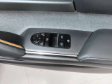 運転席のパワーウインドースイッチ部です。よく触れる場所だからこそ、使用状態があらわれますよね。ぜひこうした所もチェックしてください。