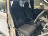 運転席、助手席です。座面も広くゆったりと座れてアームレストも付いているので重宝します。