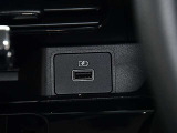 スマホの充電等に便利なUSBのソケットが付いています。