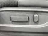 【パワーシート】スイッチ一つで簡単にシートの微調整が可能!電動だから力もいりません!快適なシートポジションにセットして、快適なドライブをお楽しみください。