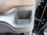 運転席側の手の届きやすい位置にもドリンクホルダーが付いています。