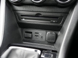 CD/DVDのほか、USB接続ポートにAUX端子を装備しています。スマートフォンやミュージックプレーヤーなどの接続に最適です。もちろんブルートゥース接続にも対応しています!