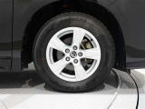 純正アルミホイールが装着されており、タイヤサイズは215/65R/16です。