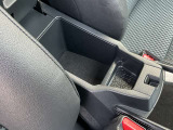運転席・助手席の間に小物置きがございます。