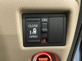 左側電動スライドドアは運転席からでも操作ができるように、ハンドル付近に開閉の操作スイッチが付いています。