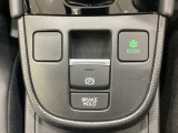 セレクトレバーの下に電子制御パーキングブレーキがあります。スイッチひとつで、停車した地点の傾斜などをシステムが検知・判断してブレーキ力を自動的に最適制御し、しっかり停車できるパーキングシステムです。