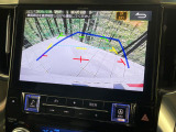 【ステアリング連動バックカメラ】駐車時に後方がリアルタイム映像で確認できます。大型商業施設や立体駐車場での駐車時や、夜間のバック時に大活躍!運転スキルに関わらず、今や必須となった装備のひとつです!