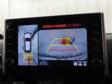 パノラミックビューモニター付きです。車両を上から見たような映像をディスプレイオーディオ画面に表示。運転席からの目視だけでは見にくい、車両周辺の状況をリアルタイムでしっかり確認できます。