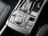 マツダコネクトを操作するコマンダーコントロールです。運転中に自然と手の触れる位置に配置されています。