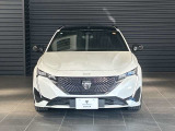 LEDが光るプジョーのフロントはライオンの牙をイメージしていて存在感があります。