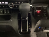 CVT車のセレクトレバーです。低速から高速まで、変速ショックのないスムーズな走りと、エンジン効率のよい領域を維持して燃費にも貢献します。サイドブレーキはスイッチ操作の電子制御パーキングブレーキです。