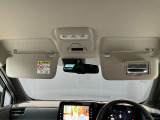 運転席のサンバイザーにはバニティーミラーも付いています。身だしなみチェックには欠かせません