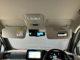 運転席のサンバイザーにはバニティーミラーも付いています。身だしなみチェックには欠かせません。