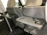 運転席・助手席の背もたれには、2列目シート用にカップホルダー付きの「格納式のシートバックテーブル」を装備しています。休憩時のちょっとした時間などカップを置いたり、小物置きに使えて便利です。