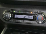 【オートエアコン】車内温度を感知して自動で温度調整をしてくれるのでいつでも快適な車内空間を創り上げます!どの席に座っても快適なドライブが楽しめます♪