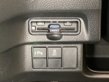 ハンドルの左下にETCとHondaセンシング用の、VSA(ABS+TCS+横滑り抑制)解除スイッチなどがついています。高速道路の料金所の通過も楽々です。 カードの取り出しもしやすい場所についています。
