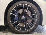 【BMWアロイホイル】軽量かつ強度に拘ったアロイホイル。走行性能ポテンシャルを引き出す設計。車の足元を引き締めてくれる大きなポイントはアロイホイルです。