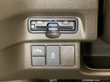 Hondaセンシング用の、VSA(ABS+TCS+横滑り抑制)解除のオンオフスイッチなどはハンドルの左下に装備しています。その上にETCがついています。高速道路の料金所の通過も楽々です。