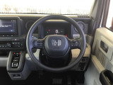 2本スポークのステアリングホイール。運転席まわりがすっきりして見やすいですよ。