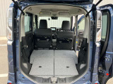 後席を全て倒して、荷物専用のスペースにした状態です。これなら長いものも積めますし、ご旅行や趣味に活用できますね。
