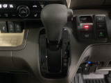 CVT車のセレクトレバーです。低速から高速まで、変速ショックのないスムーズな走りと、エンジン効率のよい領域を維持して燃費にも貢献します。サイドブレーキはスイッチ操作の電子制御パーキングブレーキです。