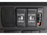 乗り降りラクラクな両側パワースライドドアが装備されてます。運転席からもリモート操作が可能です。外からはリモコンキーで開閉することができます。巻き込み防止機能もありますので安心です。