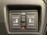 リアドアは乗り降りに便利な両側電動スライドドアです。また運転席に座っていながらスイッチ操作で自在にスライドドアを開け閉めできます。