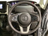 ハンドルにHondaセンシング系のクルーズコントロールやレーンキープアシストなどのスイッチと、オーディオの操作スイッチが装備されています。ハンドルから手を離さず安全に操作できます。
