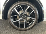 純正20インチアルミ!タイヤサイズは255/40R20です