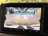 【バックカメラ】駐車時に後方がリアルタイム映像で確認できます。大型商業施設や立体駐車場での駐車時や、夜間のバック時に大活躍!運転スキルに関わらず、今や必須となった装備のひとつです!
