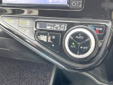 【オートエアコン】一度お好みの温度に設定すれば、車内の温度を検知し風量や温度を自動で調整。暑い&hellip;寒い&hellip;と何度もスイッチ操作をする必要はありません。快適な車内空間には必須の機能ですね♪