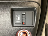 左側電動スライドドアは運転席からでも操作ができるように、ハンドル付近に開閉の操作スイッチが付いています。