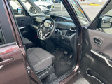 広々としたフロントシート。運転席は大き目で身体をしっかりサポートしてくれ、長距離ドライブも疲れにくいです!