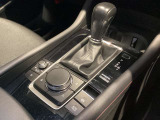 信号待ちなどの停車時に、ブレーキペダルから足を離しても停車状態を維持することができる、ブレーキオートホールドスイッチも装備しています。