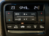 オートエアコンは左右席で独立温度コントロールが可能です。運転席はキンキンに冷やして助手席はマイルドにと言った設定が可能です☆暑さ寒さでケンカすることもなくなりますね♪