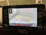 車庫入れなど後進運転時に死角をモニターで確認ができて安全です♪ ステアリング操作の参考になるガイド線も表示しますので車庫入れがニガテな方も安心ですネ!