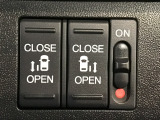 【両側パワースライドドア】両側がパワースライドドアになっており、運転席のスイッチやスマートキーでも開閉が可能です!開口部も広いので乗り降りも楽々♪