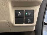 Hondaセンシング用の、VSA(ABS+TCS+横滑り抑制)解除と路外逸脱抑制機能のオンオフスイッチなどはハンドルの右側に装備しています。