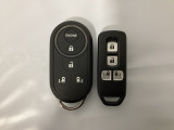 スマートキー付きですからドアロックの開閉およびエンジンスタートが楽々です。電動スライドドアの開け閉めもボタンで操作できます。加えて、純正リモコンエンジンスターター用の操作キーもついています。