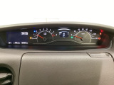 スピードメーターとタコメーターを大きく配した見やすいメーター部になっています。左側のインフォメーション画面でオドメーターや燃費などの情報を確認できます。