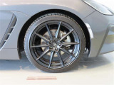 純正のアルミホイール装着車です。タイヤサイズは215/40R18です。