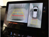 パノラミックビューモニター付きです。車両を上から見たような映像をディスプレイオーディオ画面に表示。運転席からの目視だけでは見にくい、車両周辺の状況をリアルタイムでしっかり確認できます。