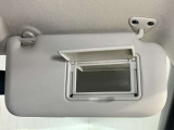 【運転席サンバイザー】鏡が付いているのでメイク直しなどにも便利★