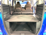 リア席を倒せば広々とした空間の出来上がり!床が低くフラットになり、天井までの高さがありますので積載が便利です。