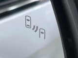【ブラインドスポットモニター】走行中、ドアミラーの死角になりやすい箇所に後続車が接近するとサイドミラーのレンズに警告を表示!ドライバーに注意喚起をしてくれます。