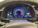 ハイブリット車専用のメーターです。中央のスピードメーターより左右のサブデスプレイで燃費や動力伝達などの情報が見れるようになっています。